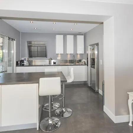 3 Bedroom Lovely In Holiday home